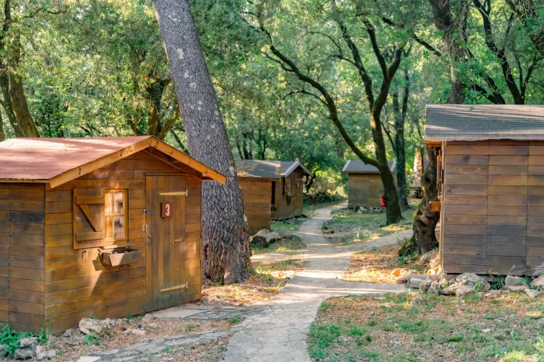 Cabanon-chalet-bois-exteireur-1-Le-Hameau-de-lEtoile-768x512