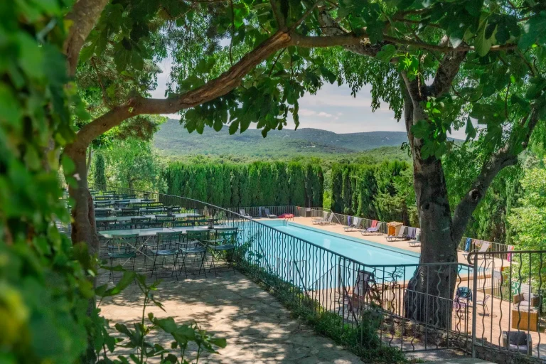 Terrasse-Piscine-Restaurant-Le-Hameau-de-lEtoile-768x512